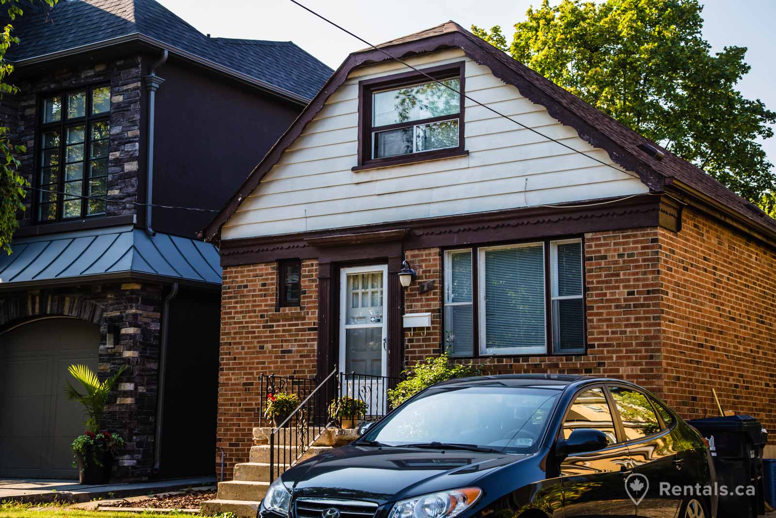 Middle Class house in the Davisville Village Neighbourhood