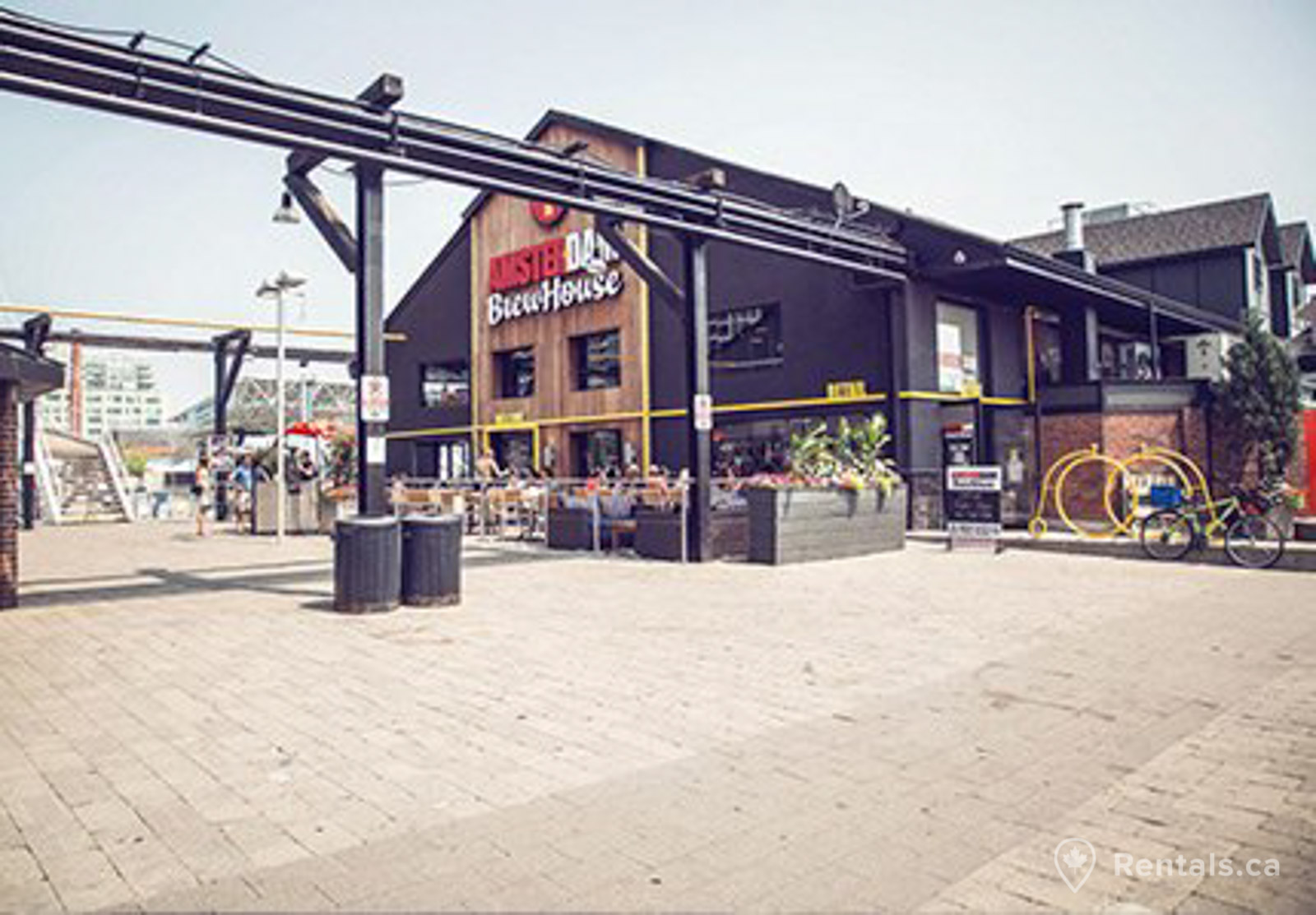 Harbourfront rentals near lake front bars and activities