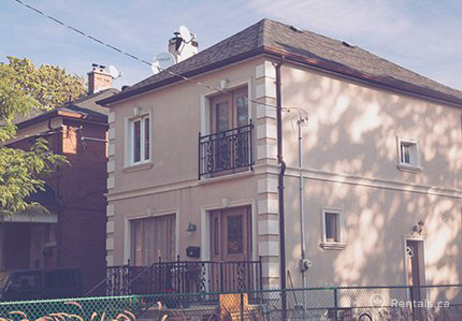 Multi-storey modern detached house for rent in the Little Portugal neighbourhood
