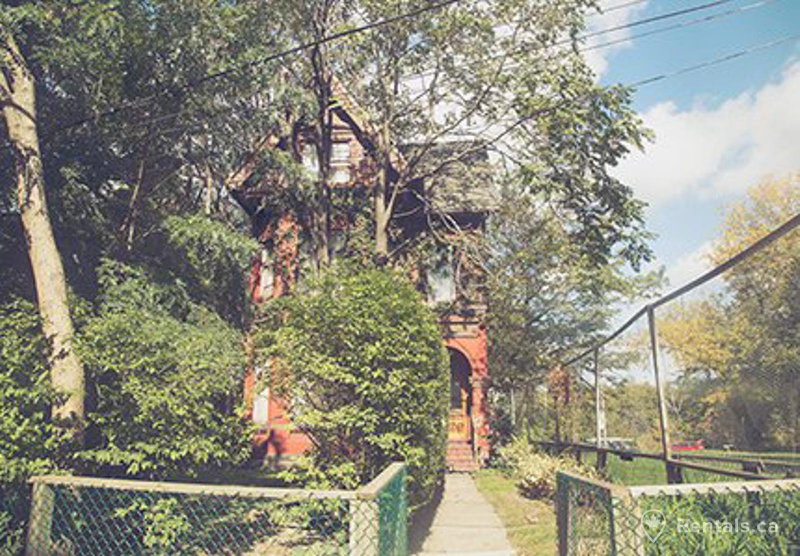 Detached houses for rent in the St. James Town Neighbourhood