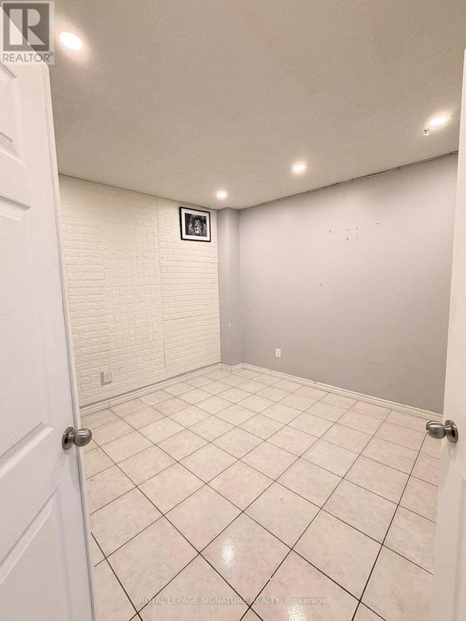 UPPER - 64 WOODSIDE COURT - Photo 11