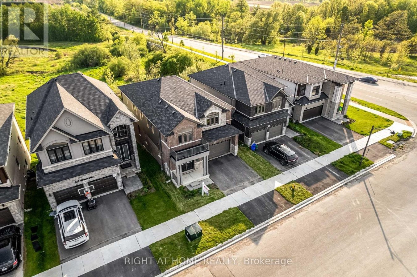 330 GILLESPIE DRIVE - Photo 3