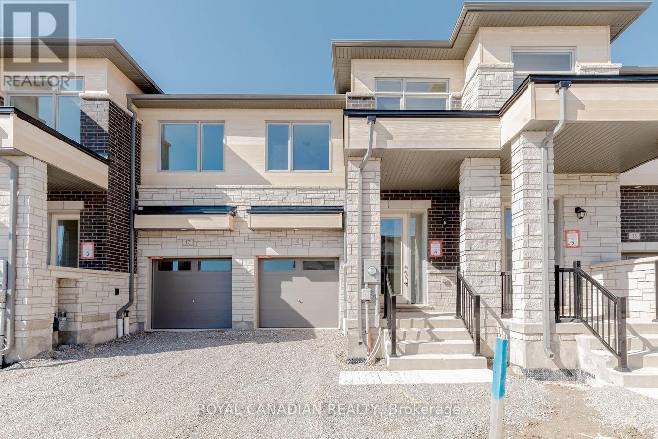 15 MOLNAR CRESCENT - Photo 3