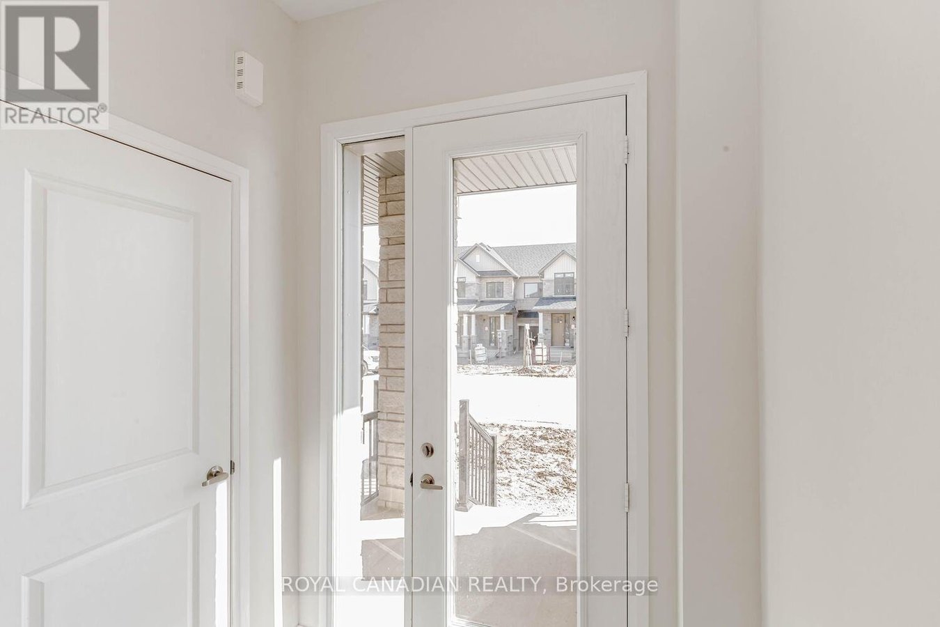 15 MOLNAR CRESCENT - Photo 5