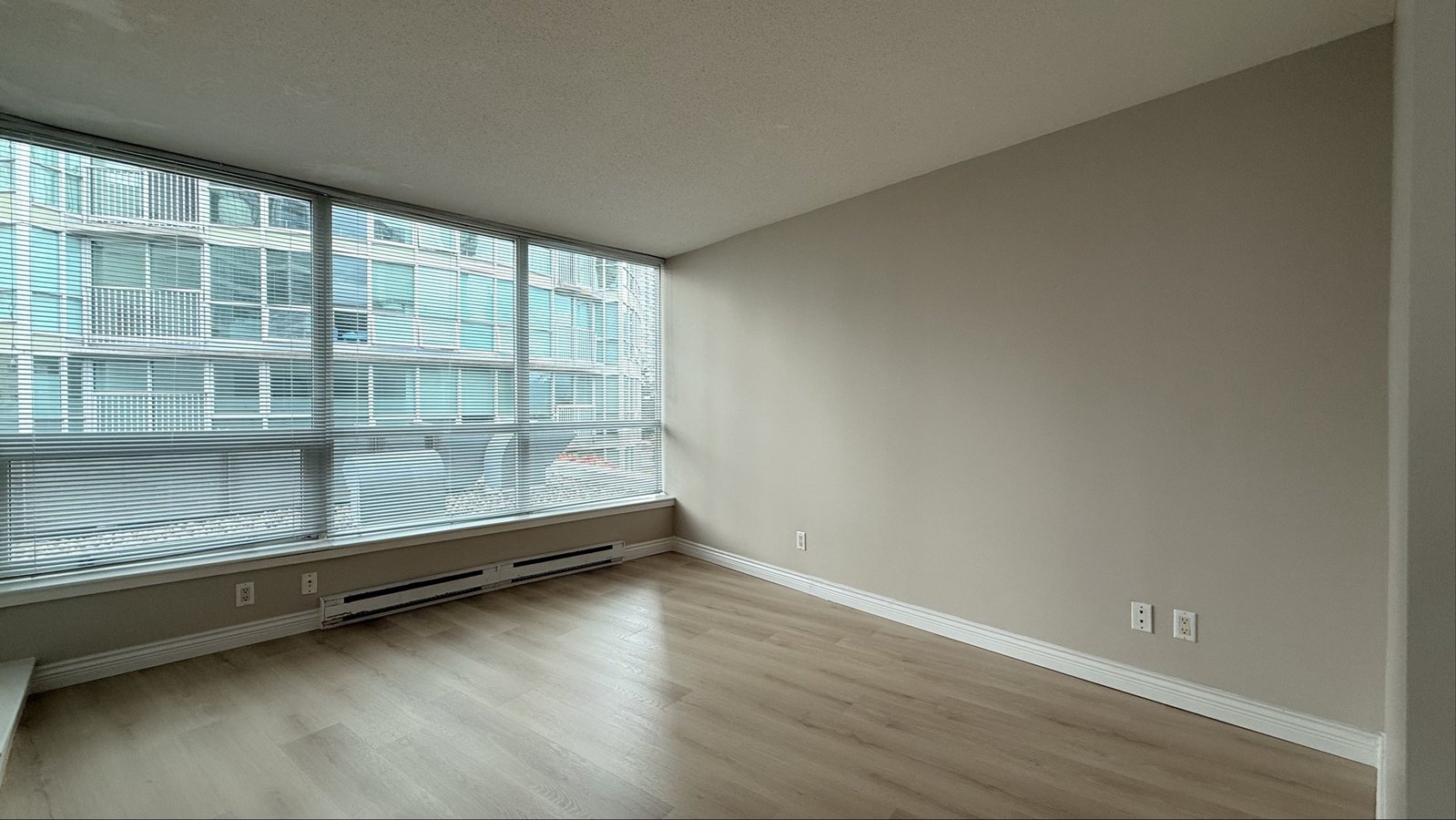 6028 Willingdon Avenue - Photo 3