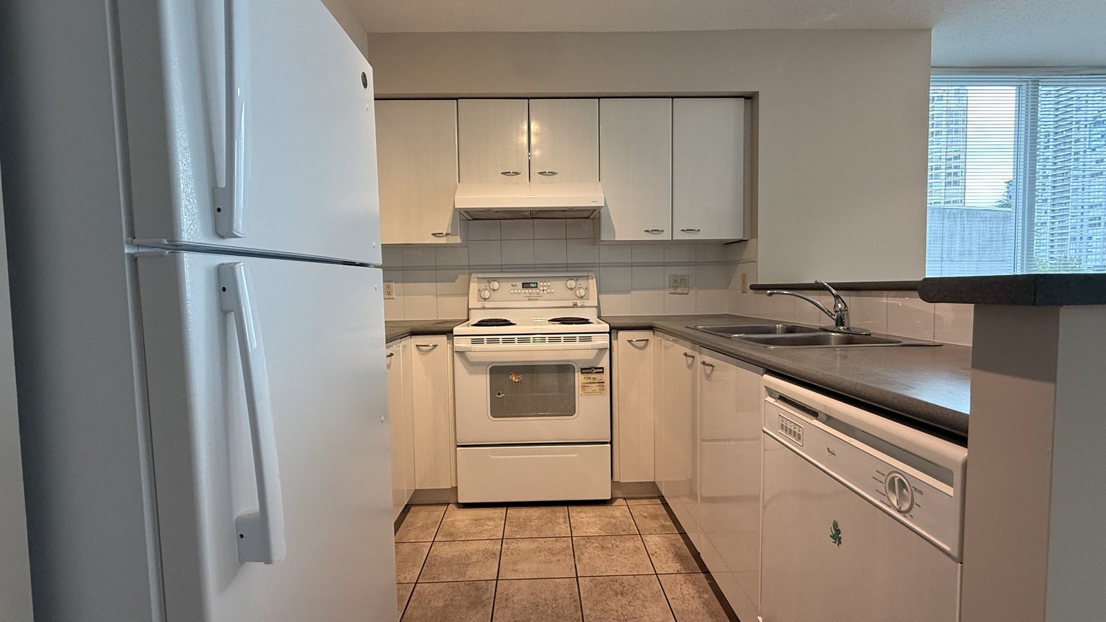 6028 Willingdon Avenue - Photo 5