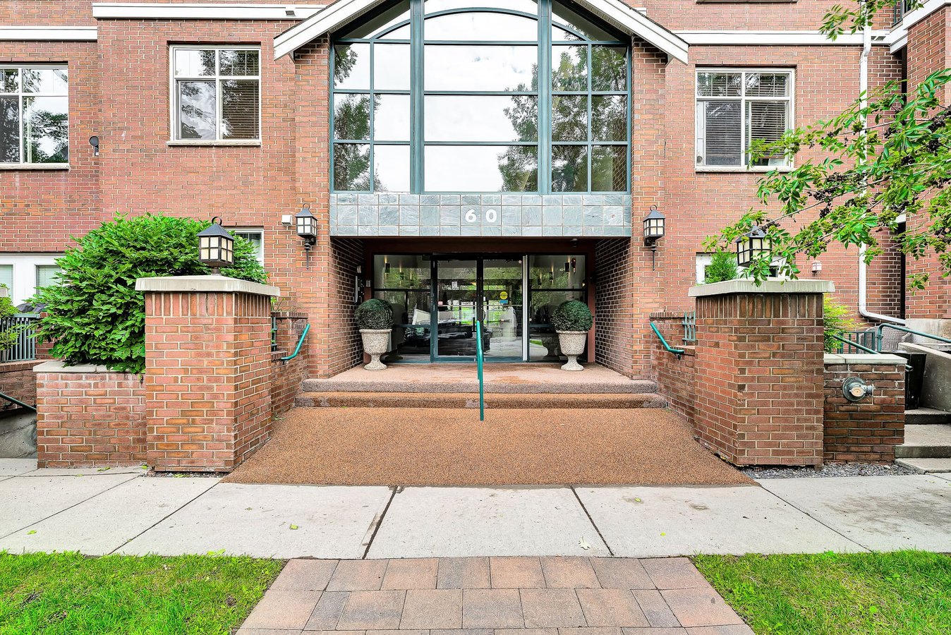 60 24 Avenue Southwest - Photo 2