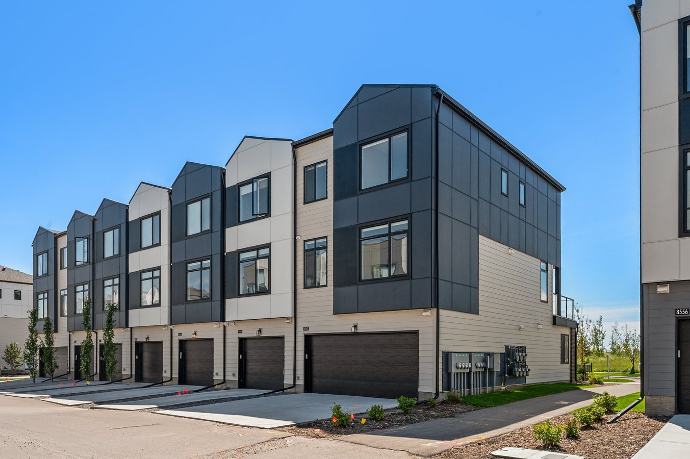 139 84 Street Southeast - Photo 2