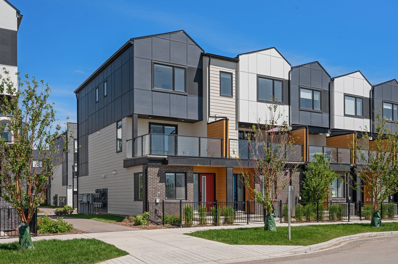 139 84 Street Southeast - Photo 1