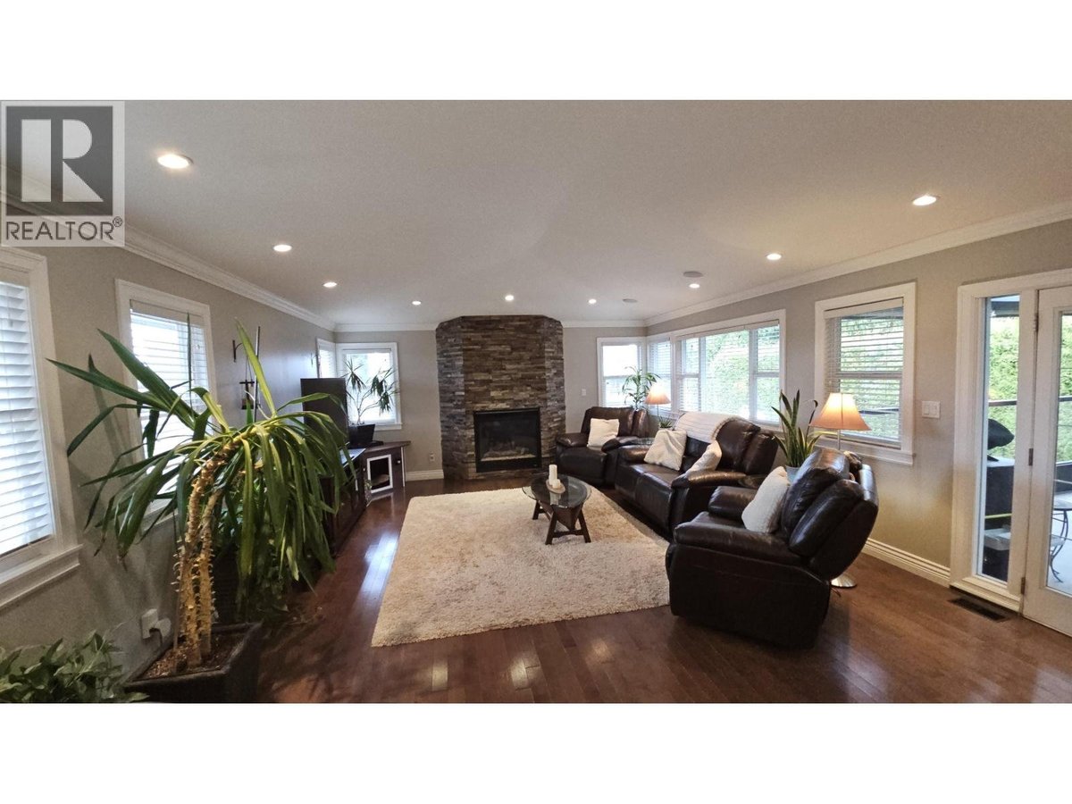 376 RICHARD STREET - Photo 2