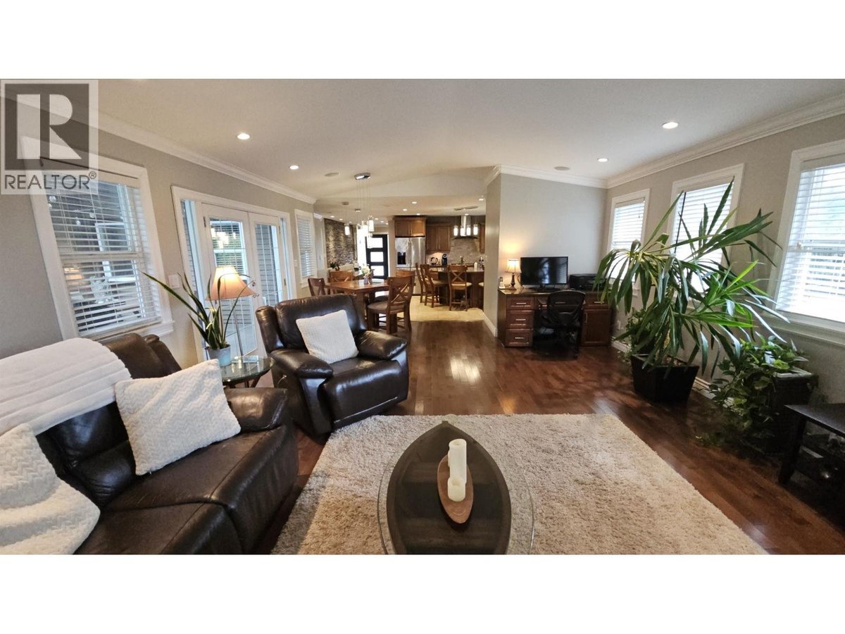 376 RICHARD STREET - Photo 3