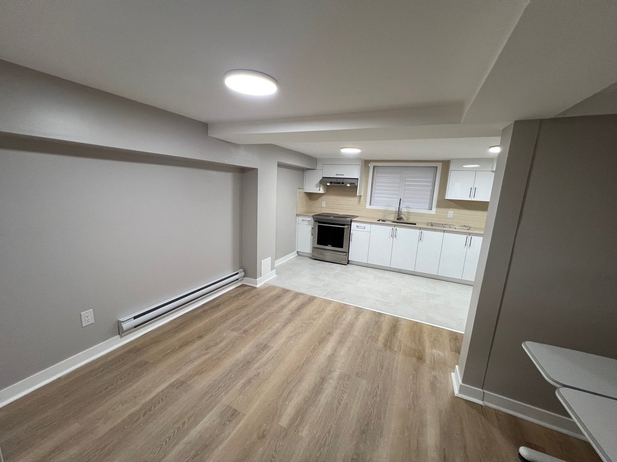 1452 Laurin Crescent - Photo 2