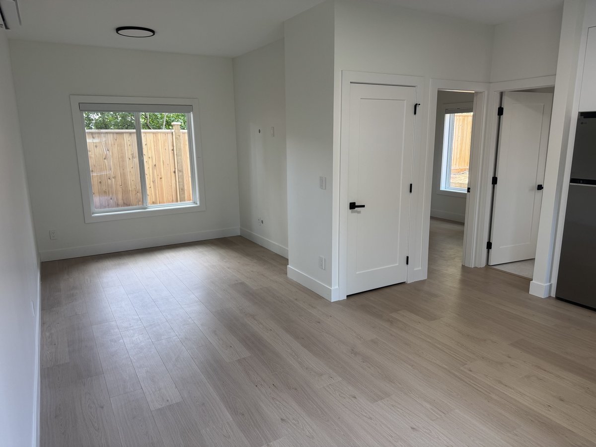 6477 Summit Crescent - Photo 2