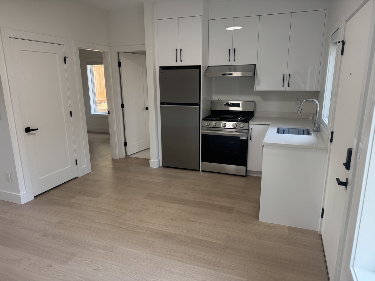 6477 Summit Crescent - Photo 3