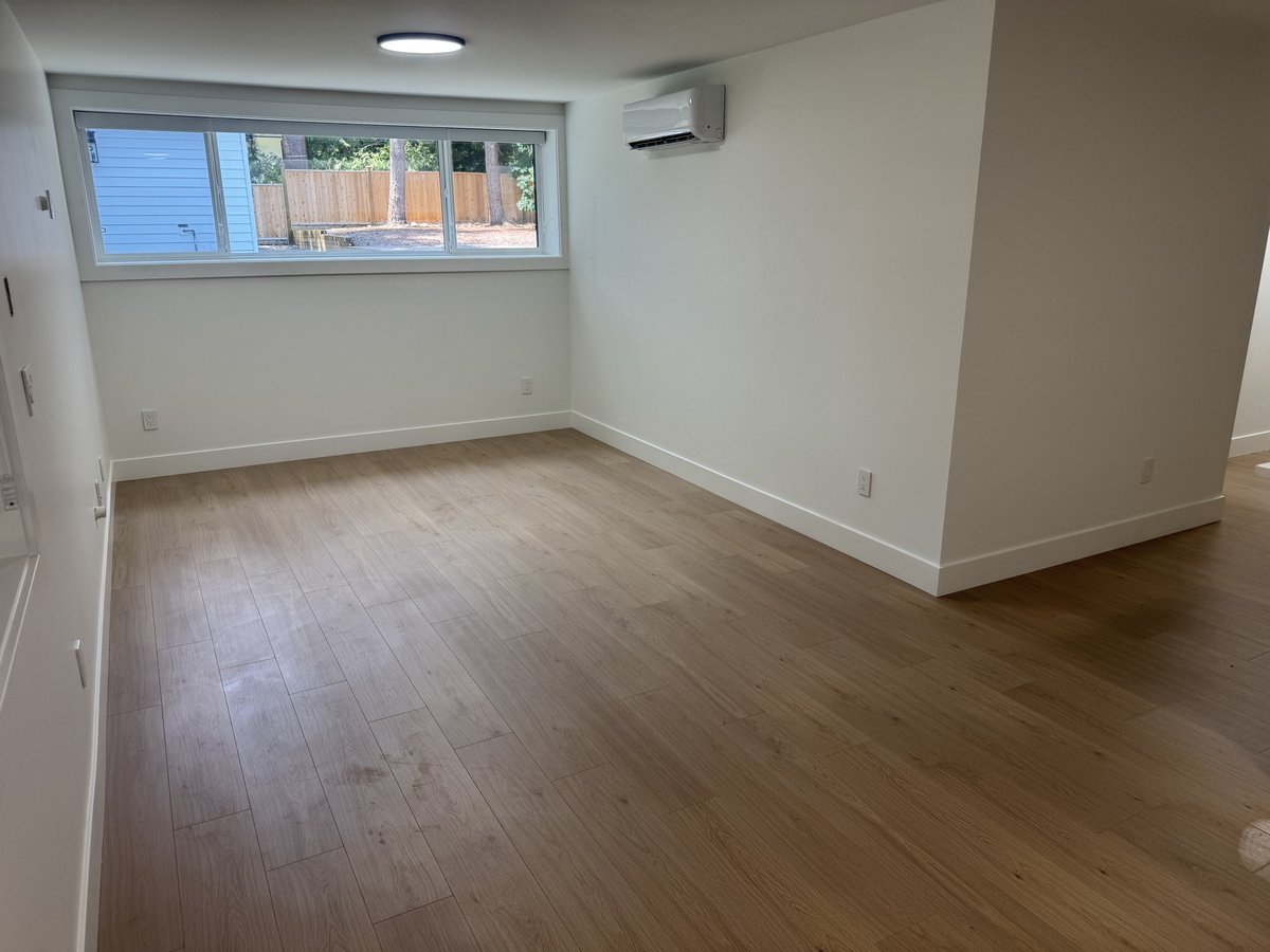 6477 Summit Crescent - Photo 2