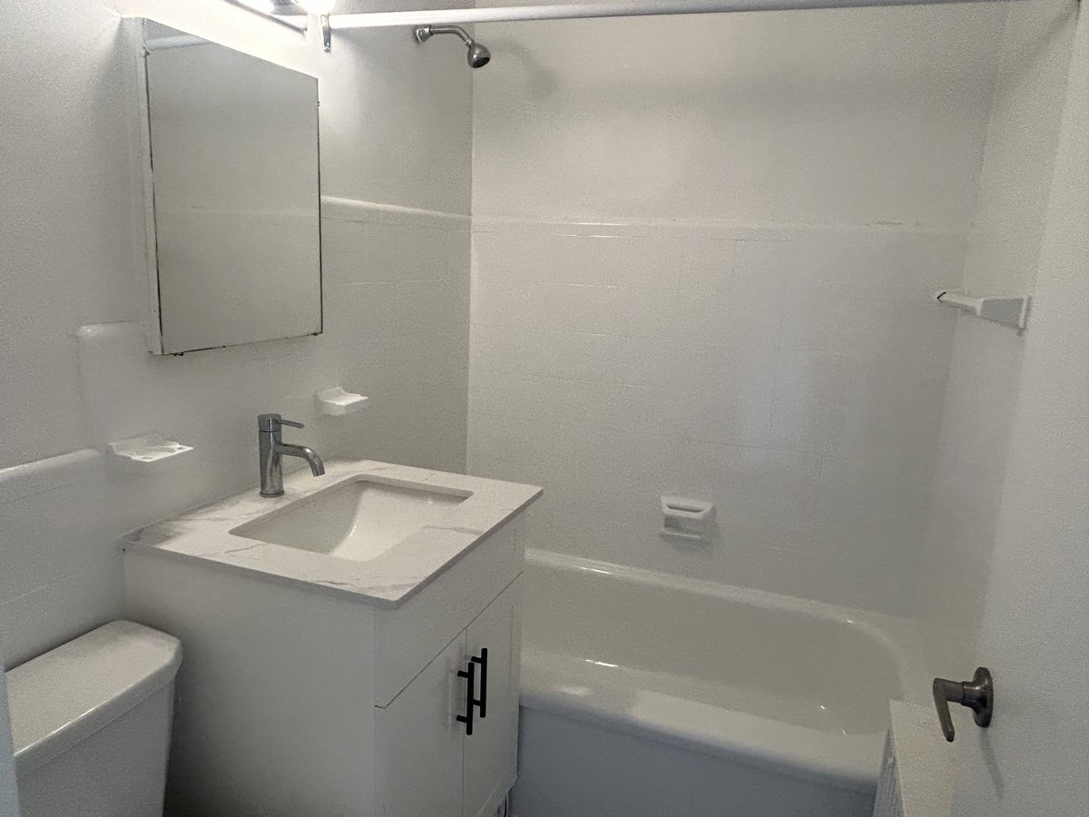 1295 Bayview Avenue - Photo 7
