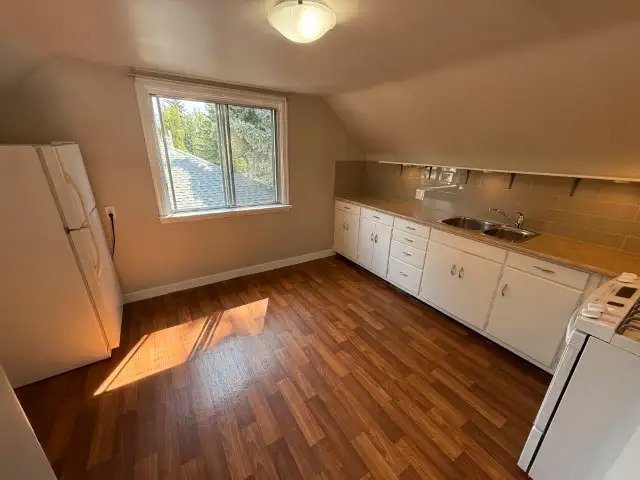 12114 102 Street Northwest - Photo 3