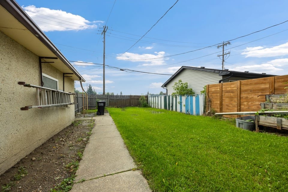 9948 163 Street Northwest - Photo 29