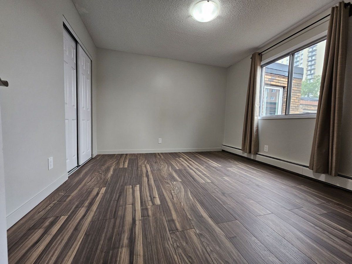 9950 90 Avenue Northwest - Photo 4