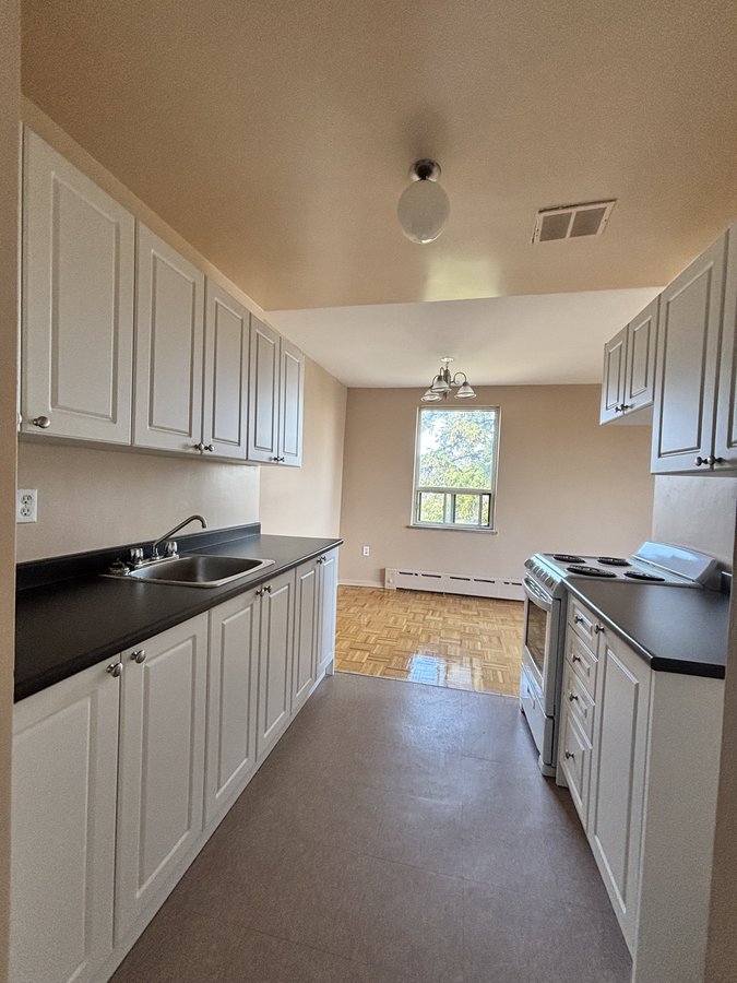 24 Burnhamthorpe Road - Photo 6