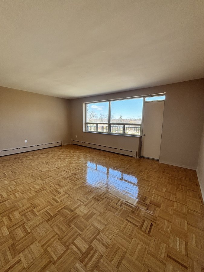 24 Burnhamthorpe Road - Photo 8