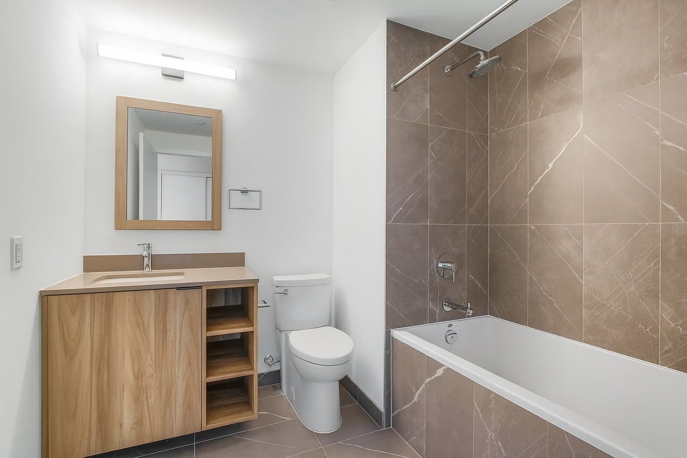 1037 The Queensway - Photo 3