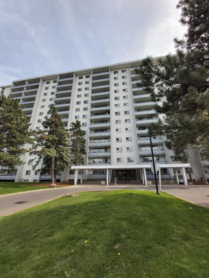 105 La Rose Avenue - Photo 2