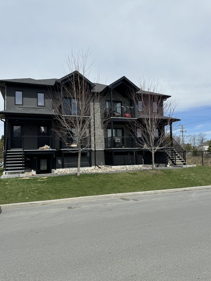 700 Rue Front - Photo 1