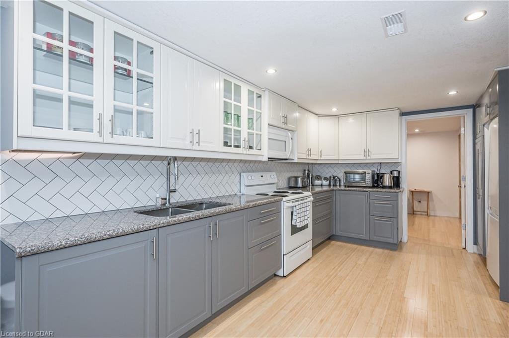 5656 Wellington Road 7
