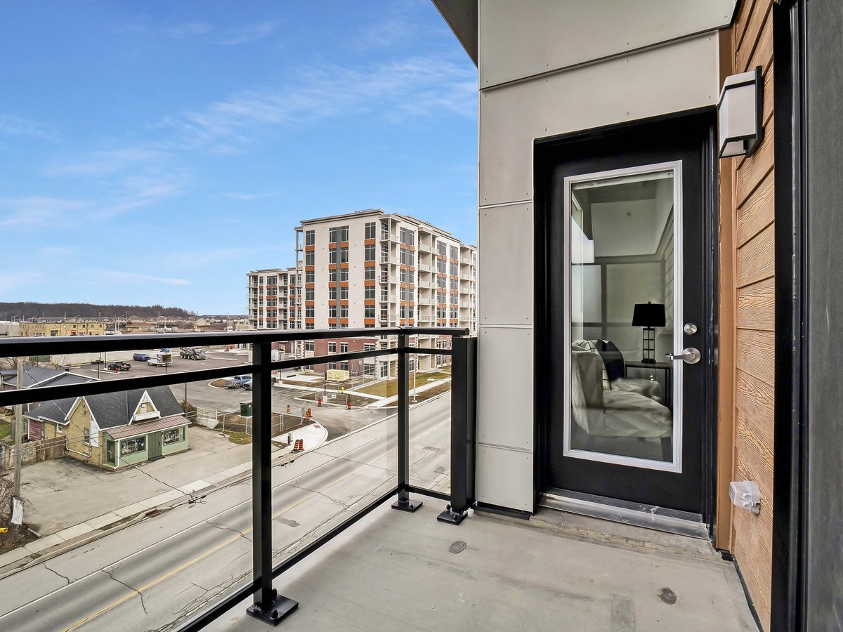 1076 Gainsborough Road - Photo 6