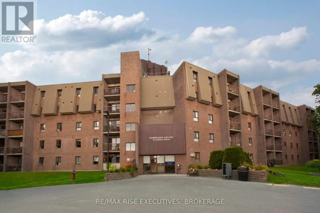 301 - 1020 PEMBRIDGE CRESCENT - Photo 1