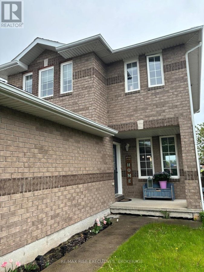 1872 BERRYWOOD CRESCENT - Photo 2