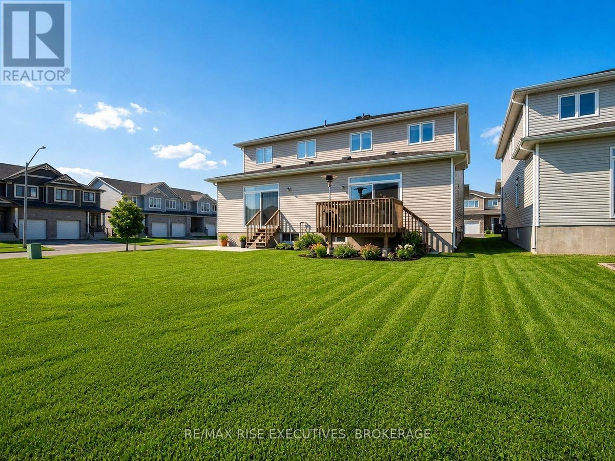 1236 MAX CRESCENT - Photo 2