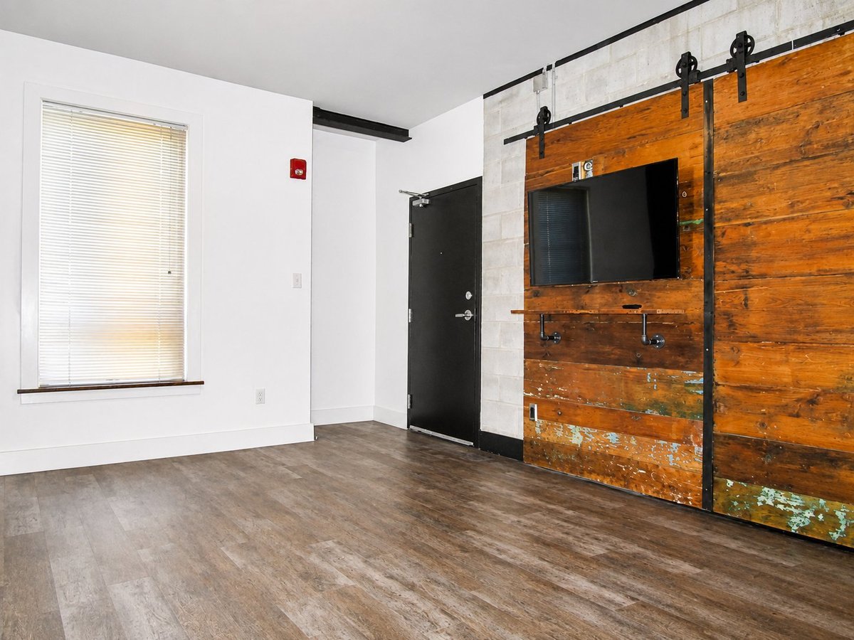 105 Clergy Street East - Photo 2