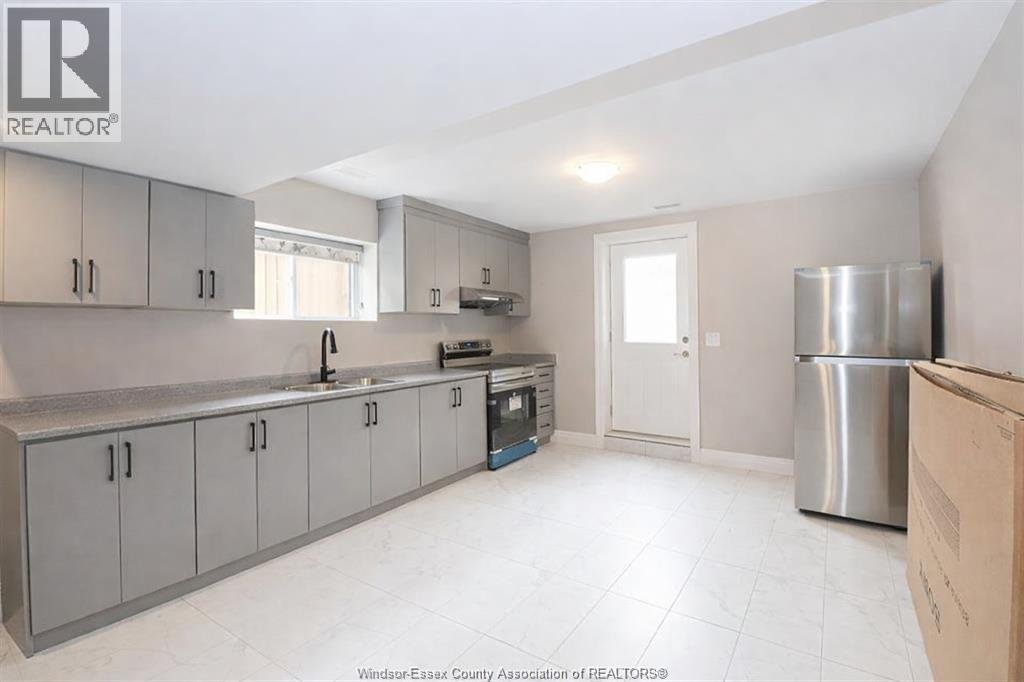 726 FALERIA STREET Unit# LOWER - Photo 2