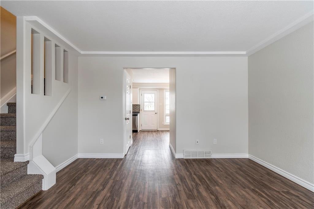 205 Carlyle Drive - Photo 2