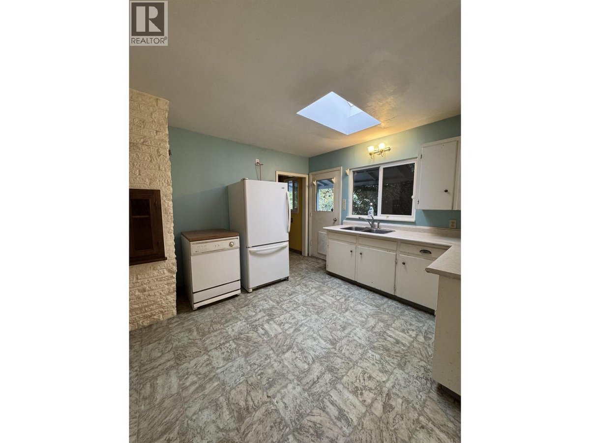 23979 FERN CRESCENT - Photo 11
