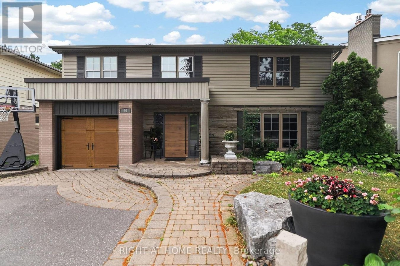 35 BRIGHTBAY CRESCENT - Photo 1