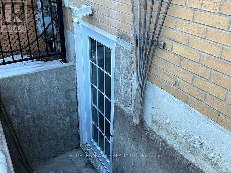 3371 SCHOMBERG AVENUE - Photo 2