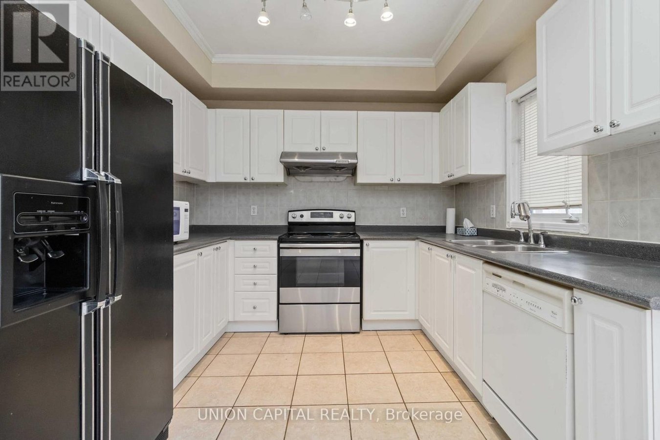 MAIN - 639 TWAIN AVENUE - Photo 7