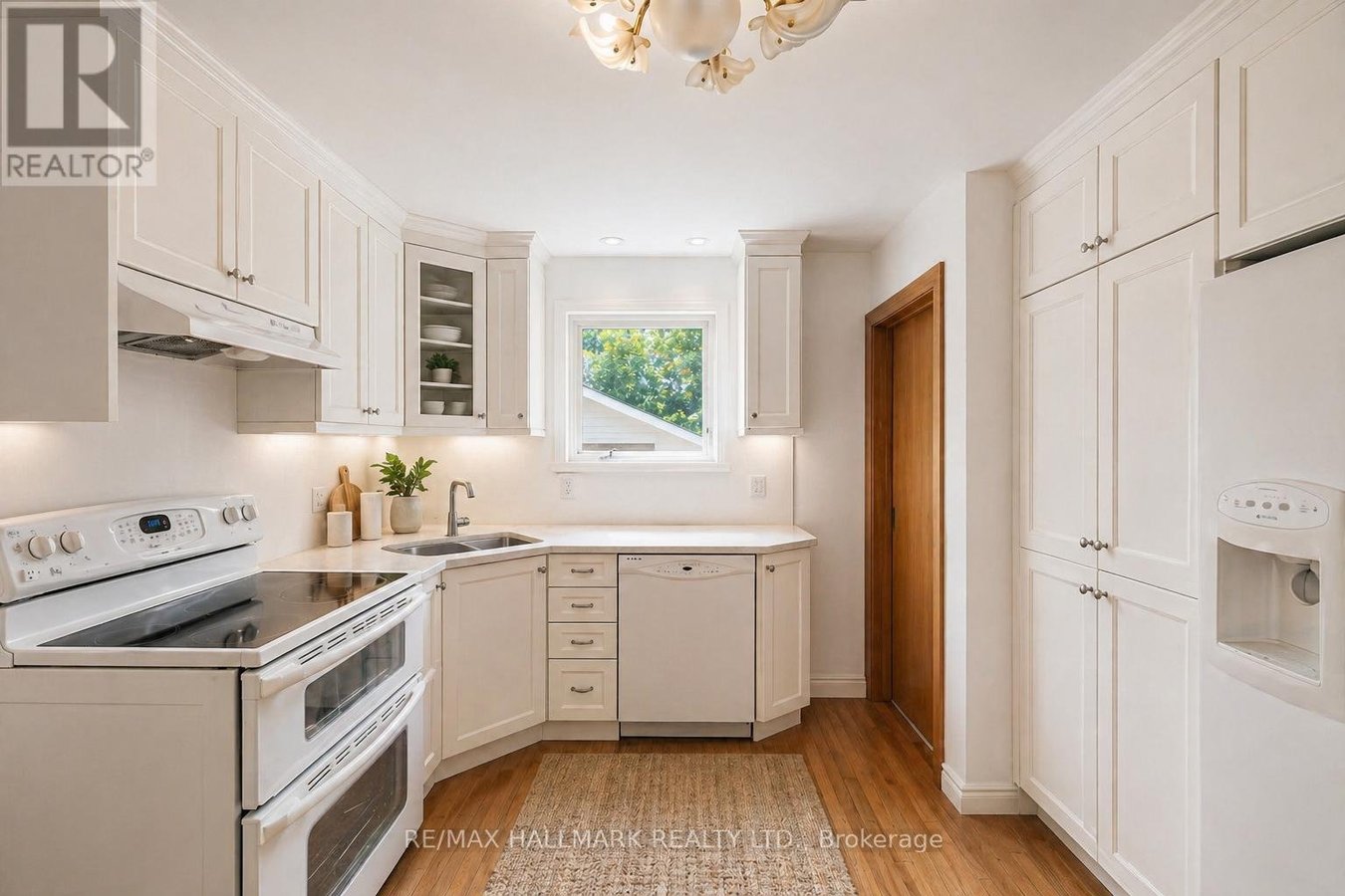 MAIN - 2112 TRUSCOTT DRIVE - Photo 6