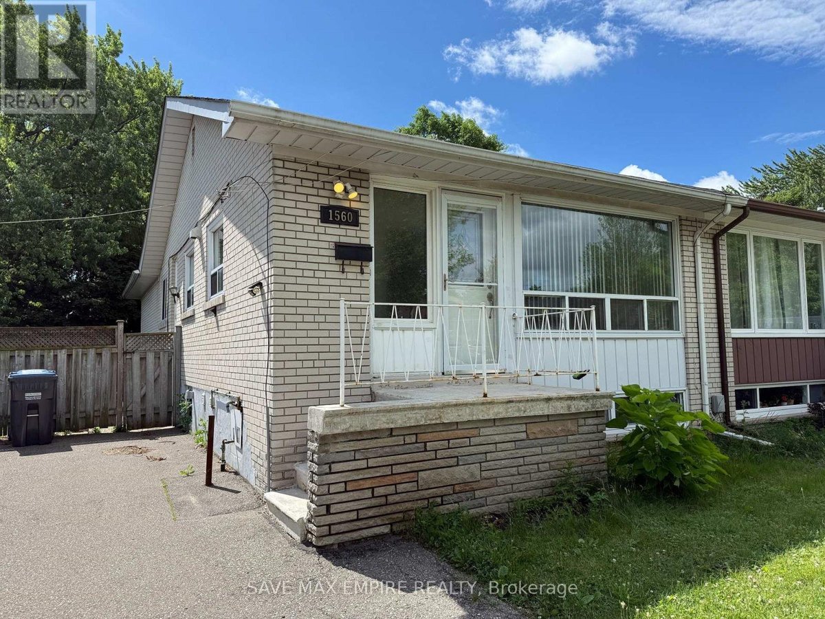 1560 SANDGATE CRESCENT - Photo 1