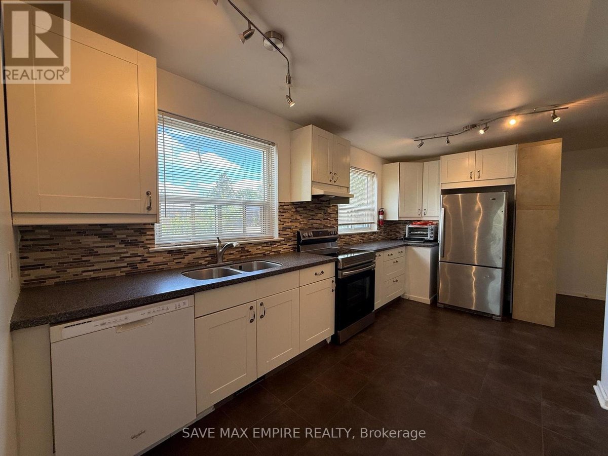1560 SANDGATE CRESCENT - Photo 3