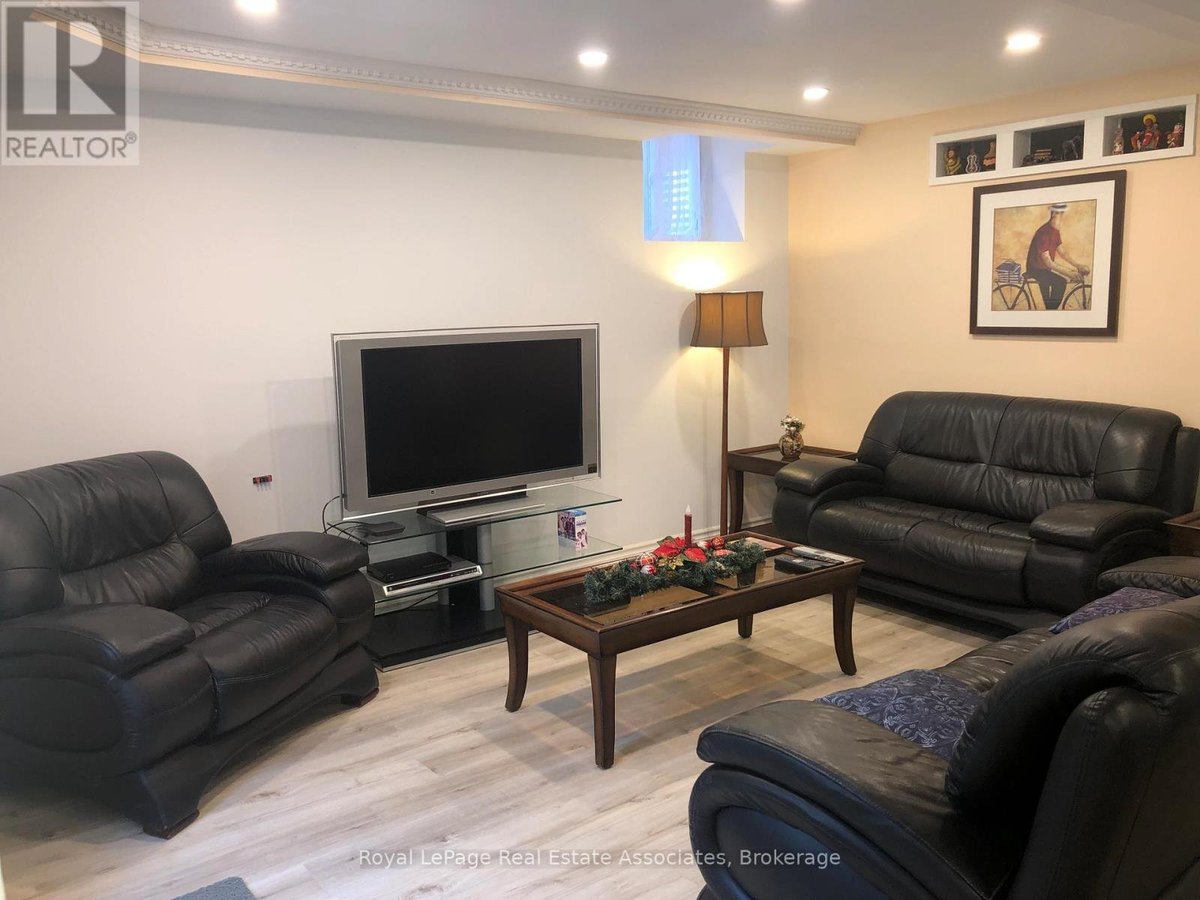 BASEMENT APARTMENT - 889 BANCROFT DRIVE W - Photo 2