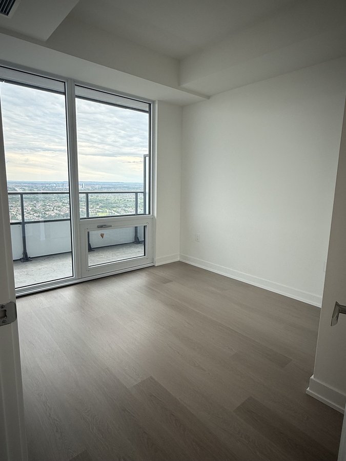 448 Burnhamthorpe Road West - Photo 2