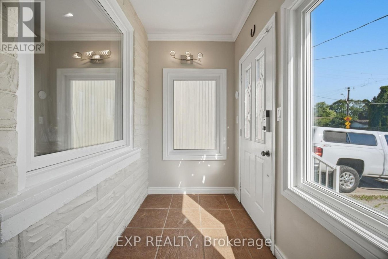 1052 ALEXANDRA AVENUE - Photo 2