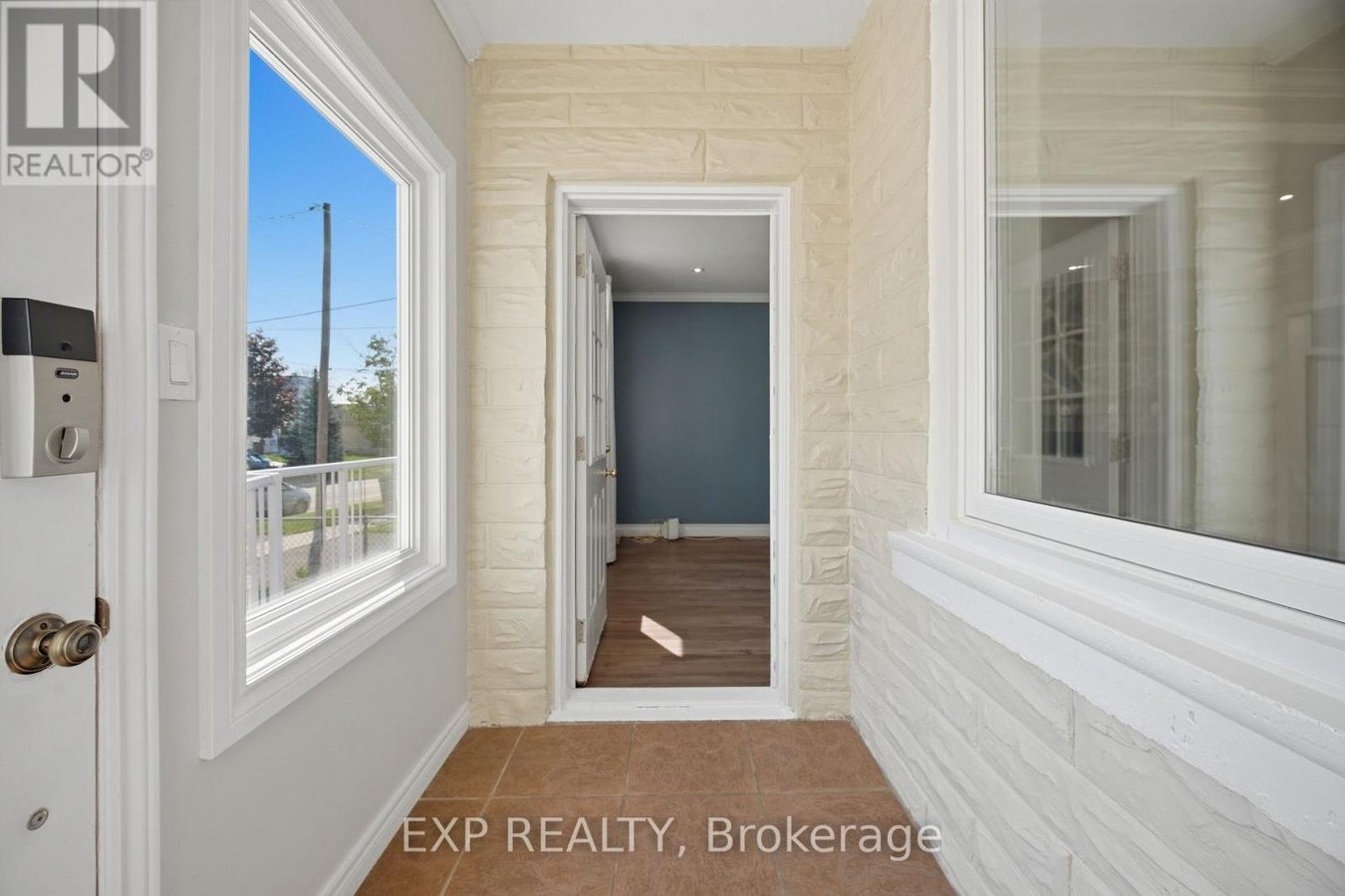 1052 ALEXANDRA AVENUE - Photo 3