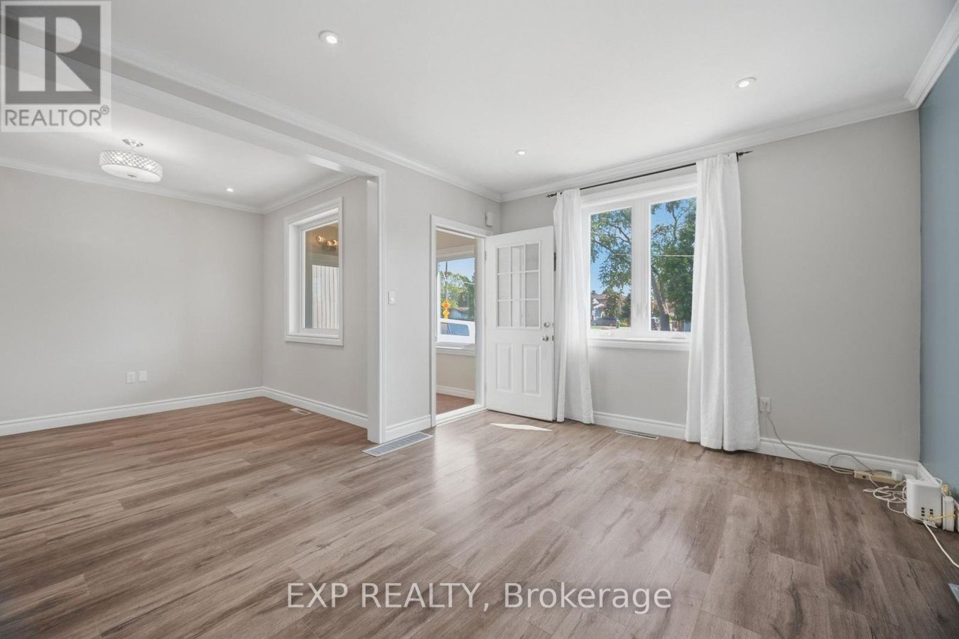 1052 ALEXANDRA AVENUE - Photo 4