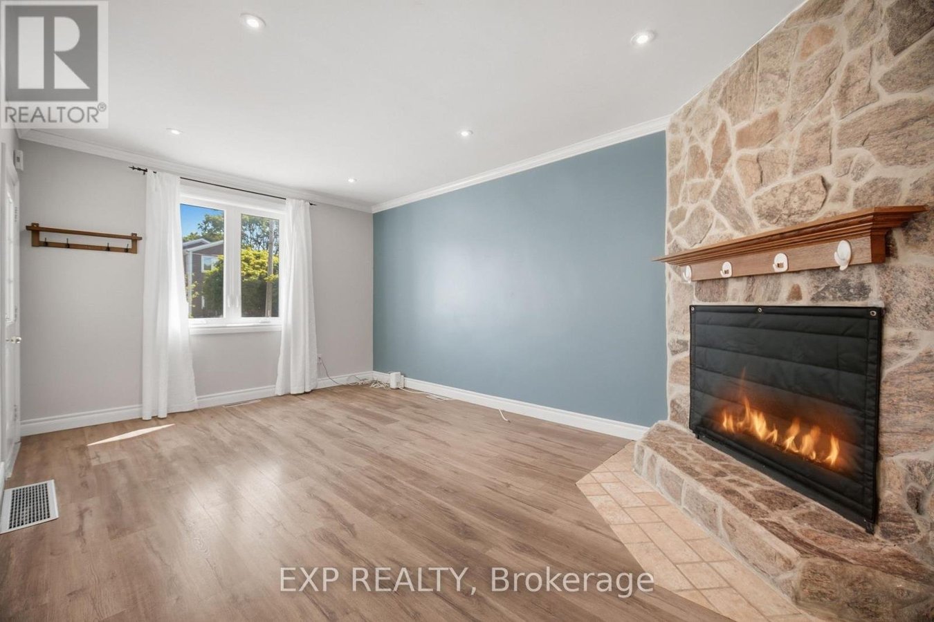 1052 ALEXANDRA AVENUE - Photo 5