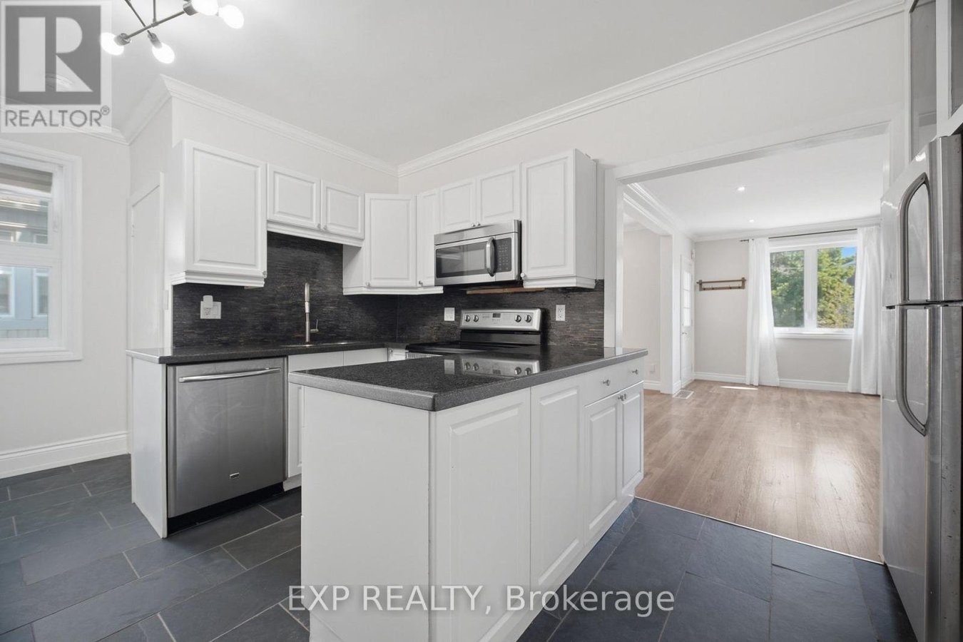 1052 ALEXANDRA AVENUE - Photo 10